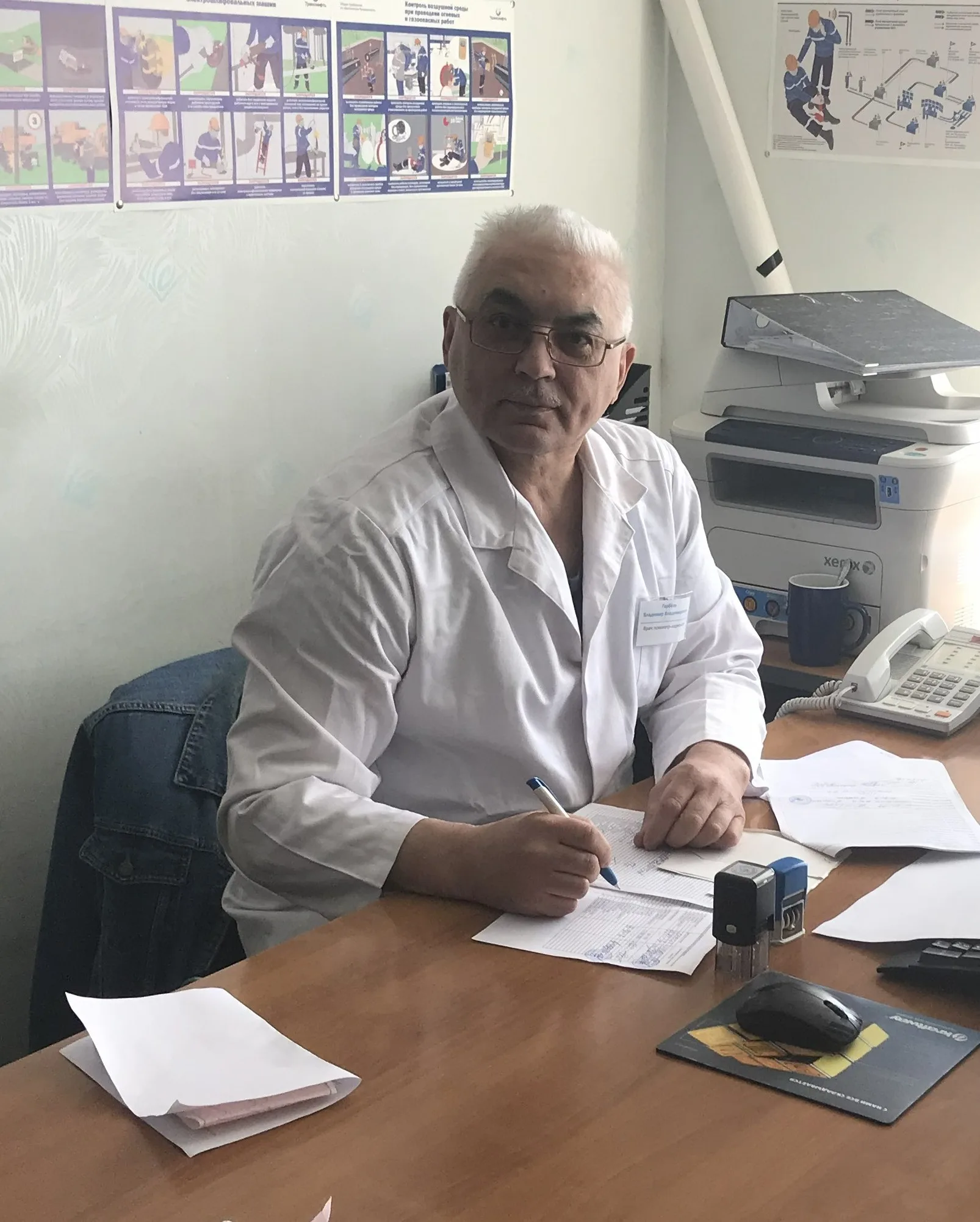Врач психиатр-нарколог Гербель Владимир Владимирович в медицинском кабинете
